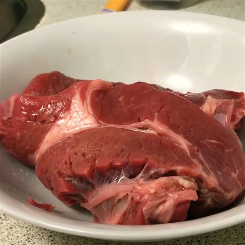 Step 1 Prepare the ingredients for grilled beef with salt and chili