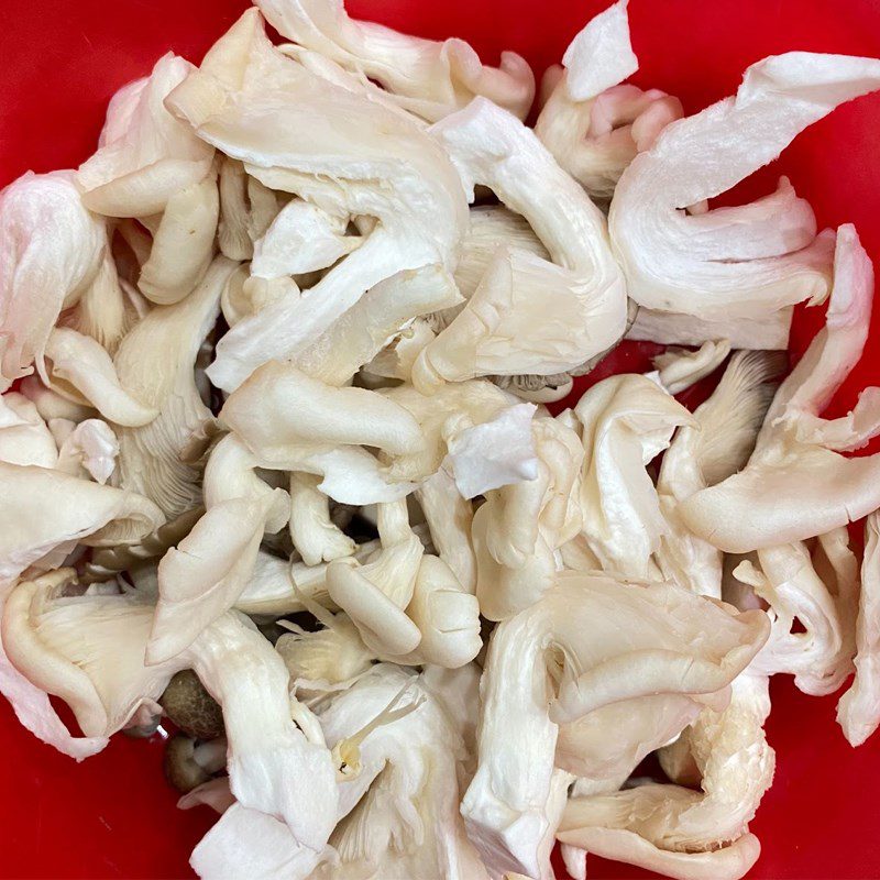 Step 1 Prepare the ingredients for Stir-fried Loofah with Pork and Mushrooms