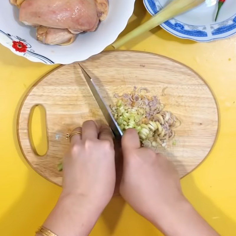 Step 1 Prepare the ingredients Fried chicken with lemongrass, chili, and garlic