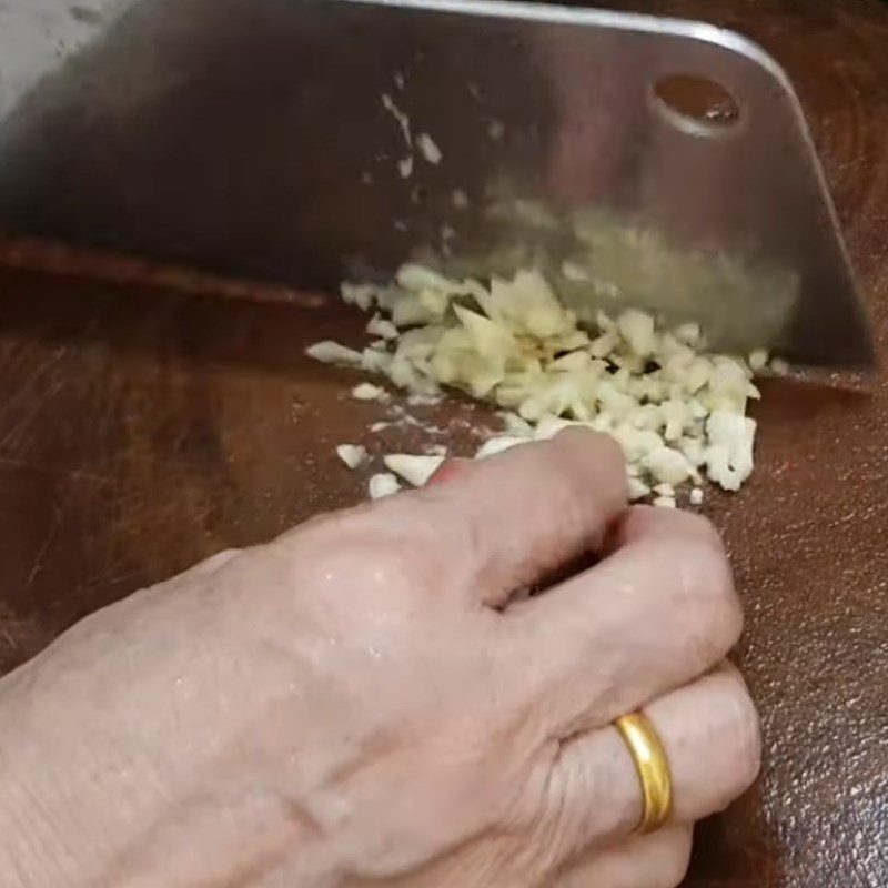 Step 1 Prepare the Ingredients for Stir-Fried Lotus Stem with Garlic