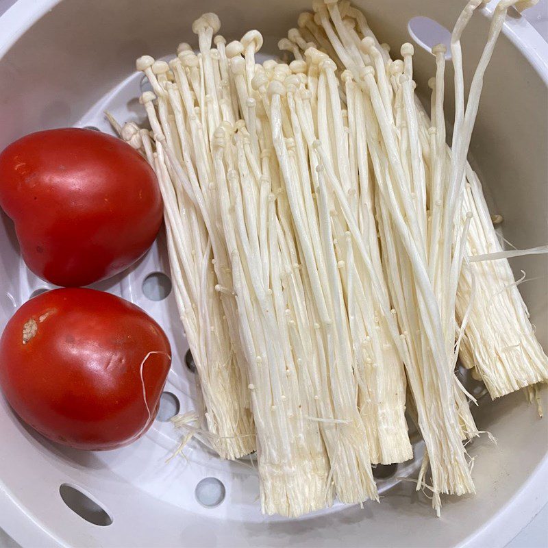 Step 1 Prepare the ingredients for Enoki Mushroom Tomato Soup