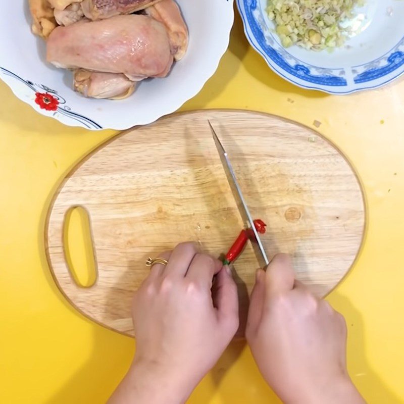 Step 1 Prepare the ingredients Fried chicken with lemongrass, chili, and garlic