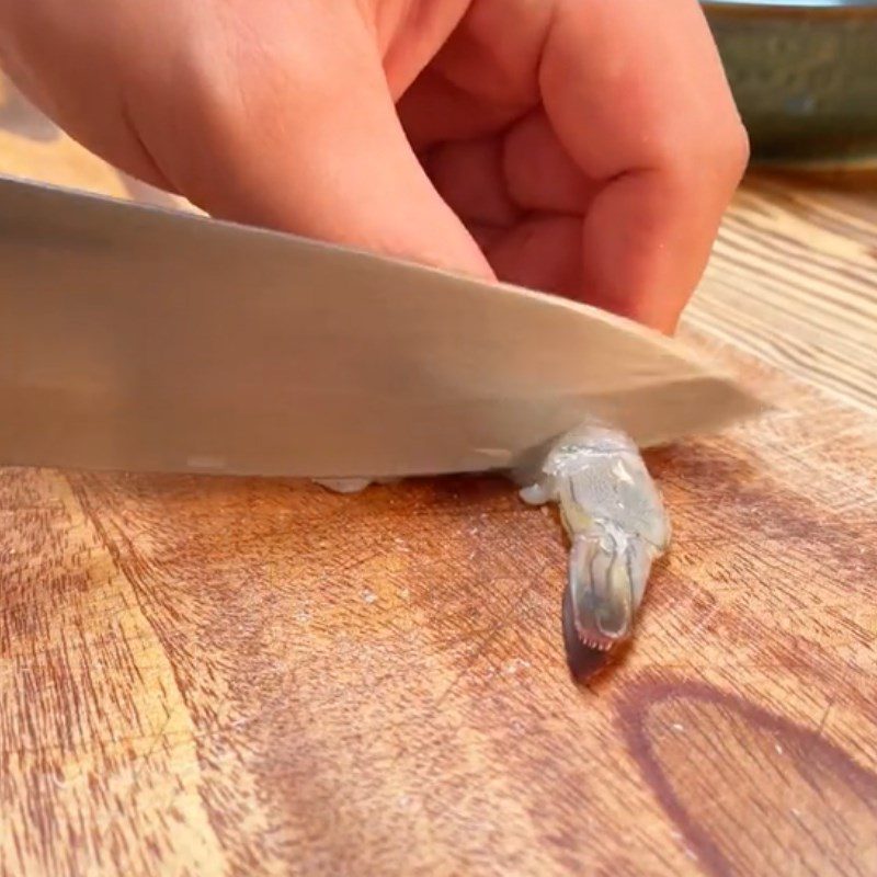 Step 1 Prepare the ingredients for steamed shrimp with lychee