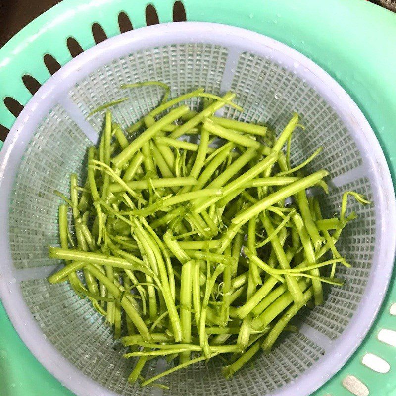 Step 1 Prepare ingredients for Stir-Fried Water Spinach with Instant Noodles