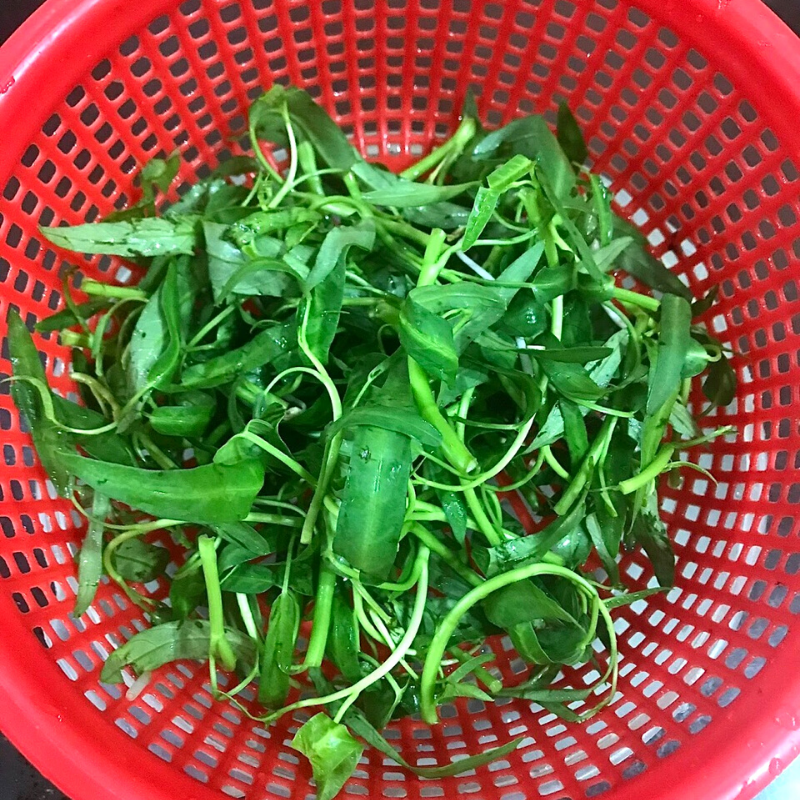 Step 1 Prepare the Ingredients for Stir-Fried Water Spinach with Eggs