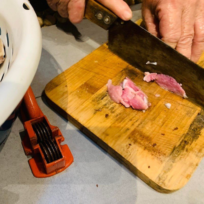 Step 1 Prepare the ingredients for Stir-Fried Goat Meat with Lemongrass and Chili Powder (recipe shared by a user)