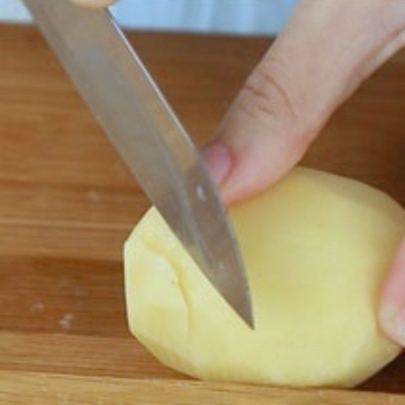 Step 1 Prepare the ingredients Garlic fried potatoes with minced meat