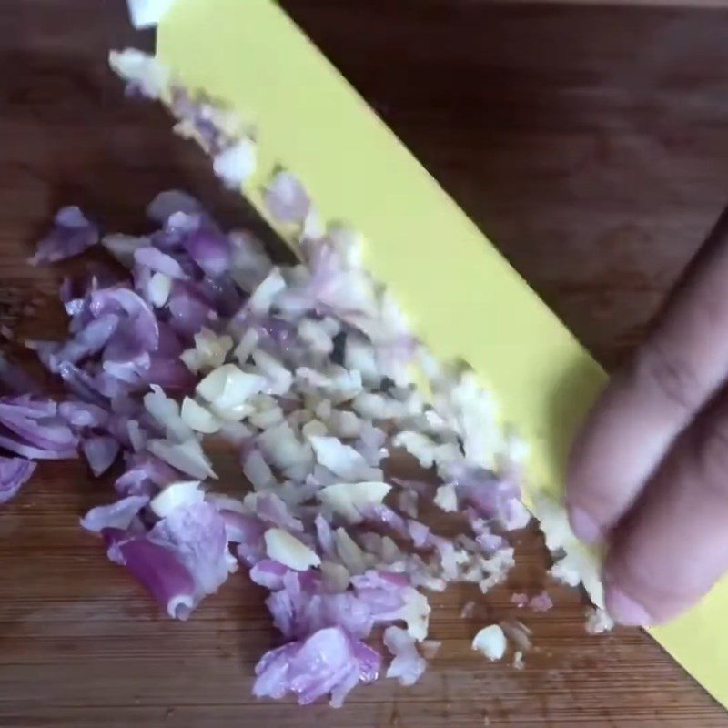 Step 1 Prepare the ingredients for Braised Chicken with White Radish