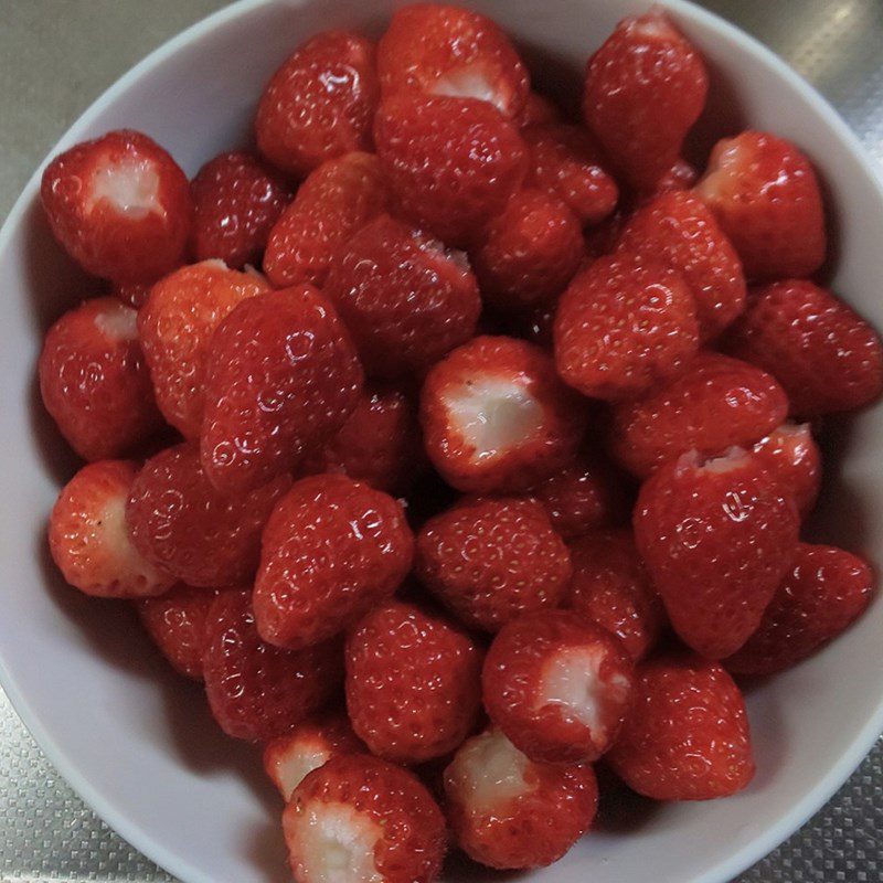 Step 1 Prepare the ingredients for Lychee Raspberry Coconut Smoothie