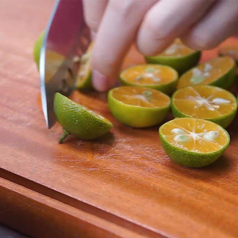 Step 1 Prepare the ingredients for the soaked mung beans with lemongrass and kumquat