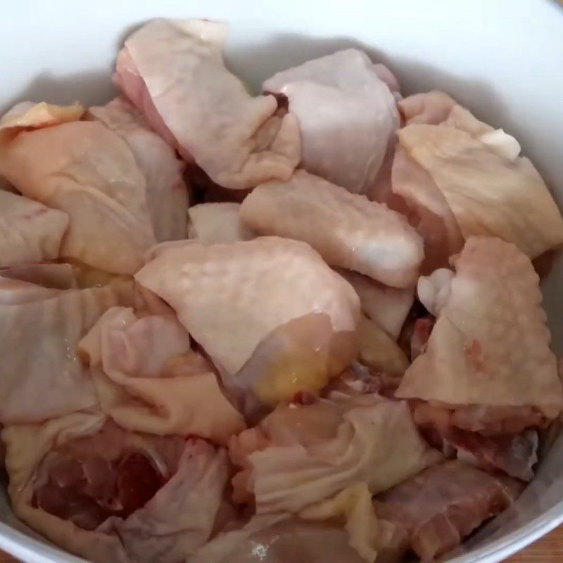 Step 1 Prepare the ingredients for Braised Chicken with White Radish