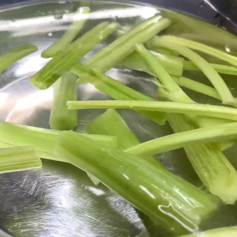 Step 1 Prepare the ingredients for jicama juice with pear and celery