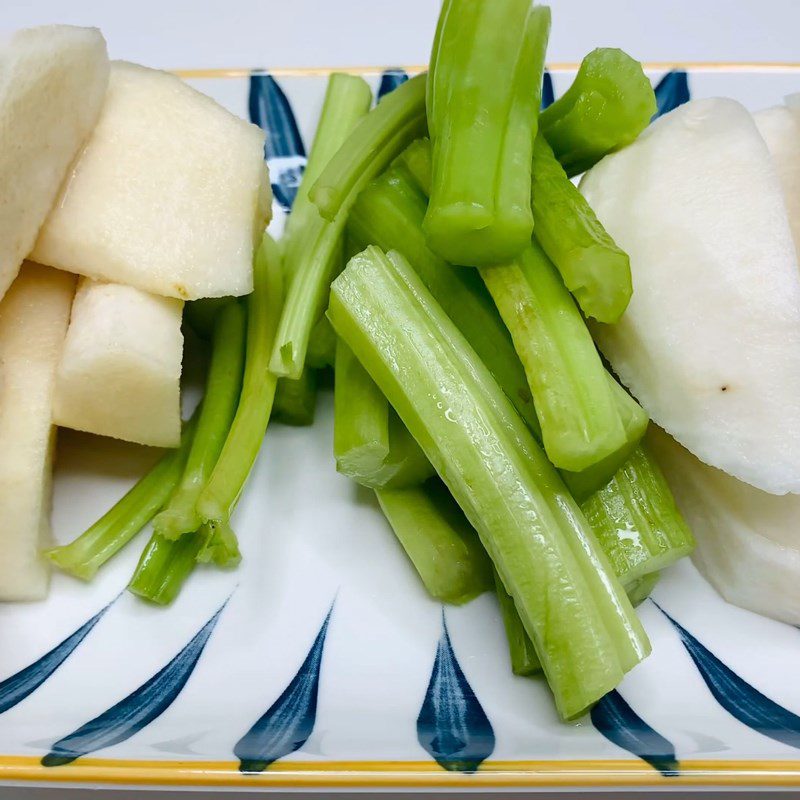 Step 1 Prepare the ingredients for jicama juice with pear and celery