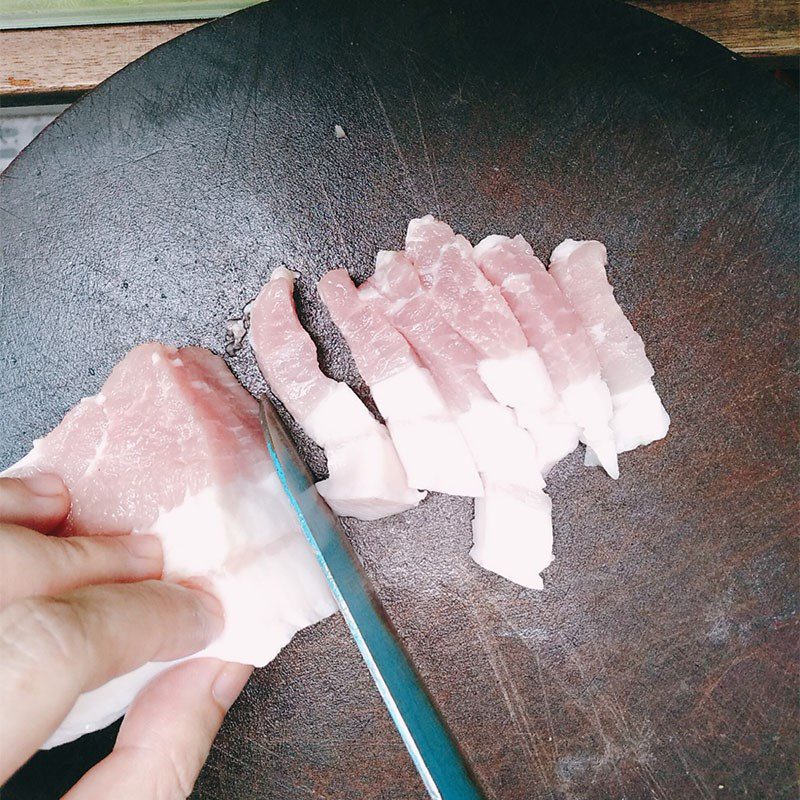 Step 1 Prepare ingredients Stir-fried pork with shiitake mushrooms