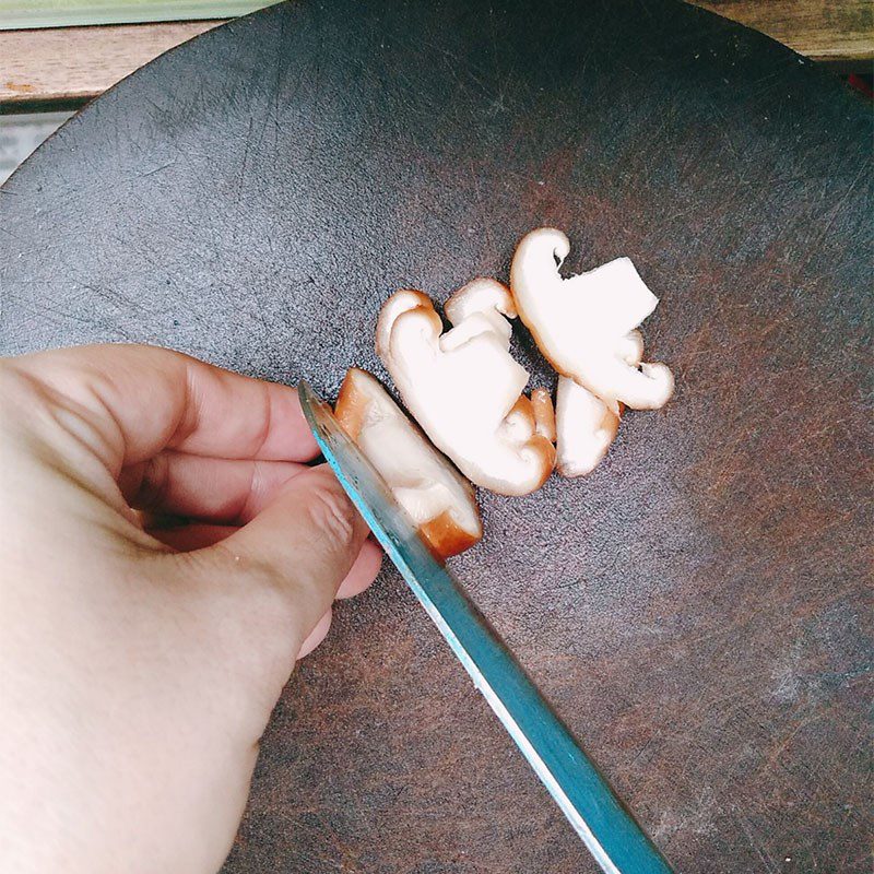 Step 1 Prepare ingredients Stir-fried pork with shiitake mushrooms