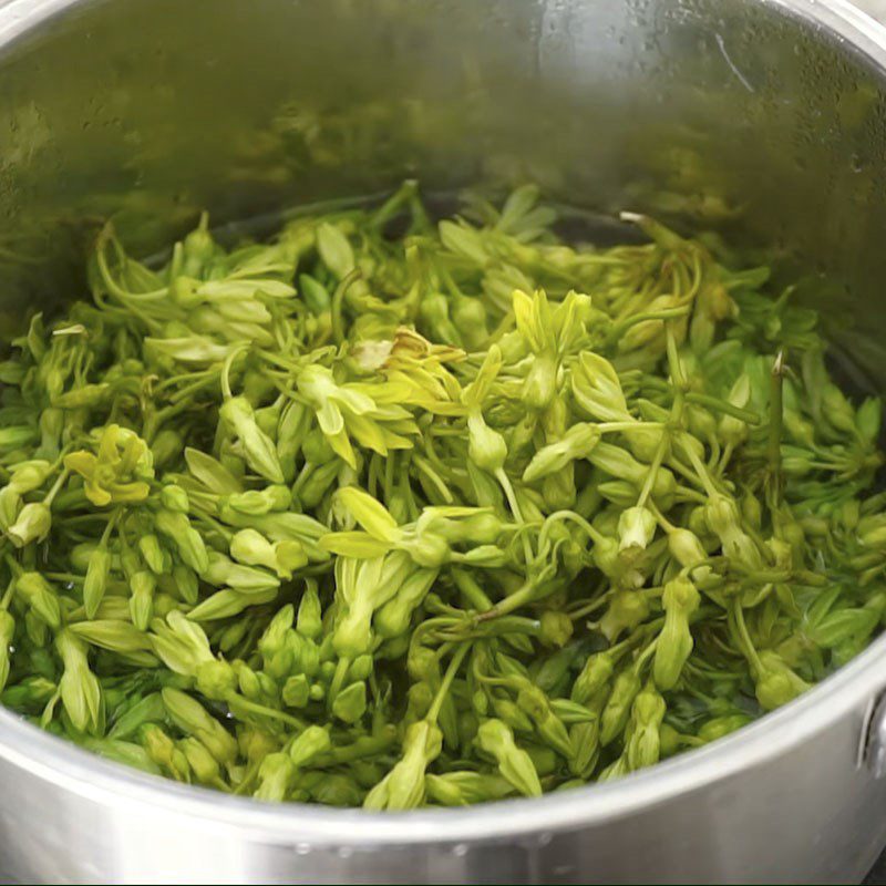 Step 1 Prepare the ingredients for stir-fried morning glory with chicken gizzards