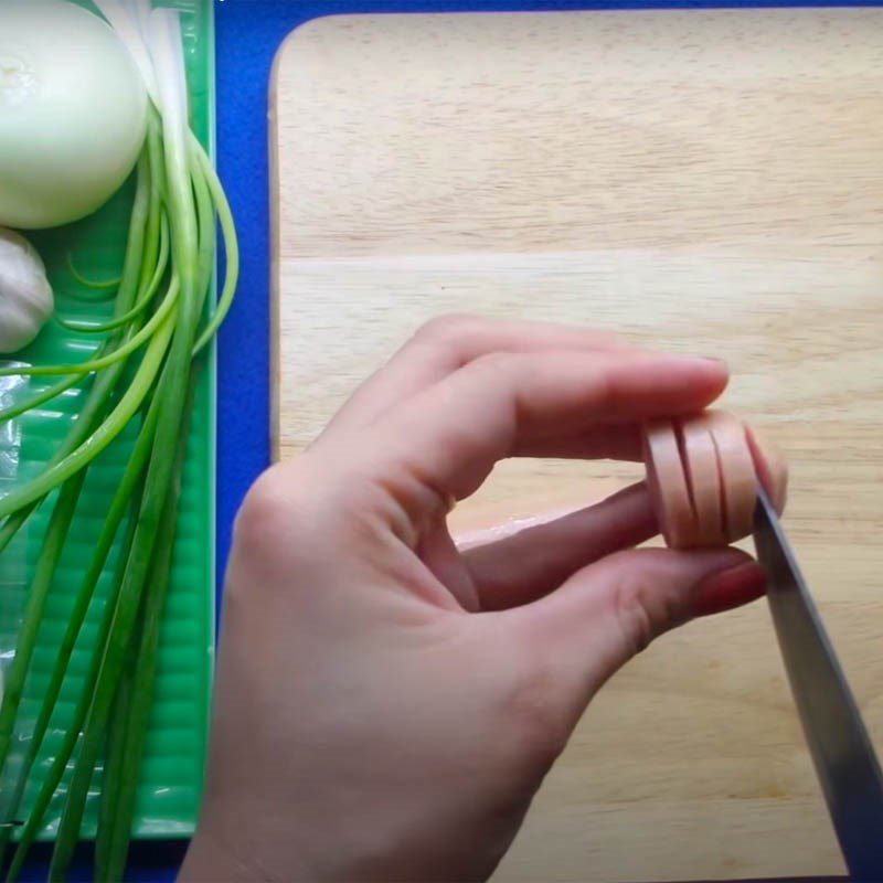 Step 1 Prepare the ingredients for Cheese sausage noodles