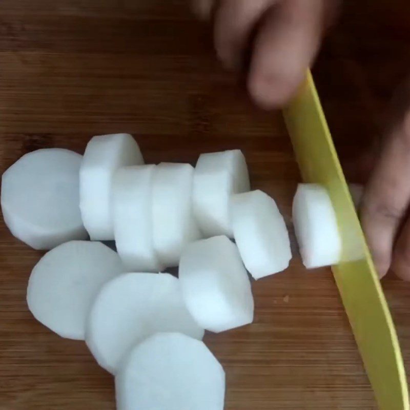 Step 1 Prepare the ingredients for Braised Chicken with White Radish