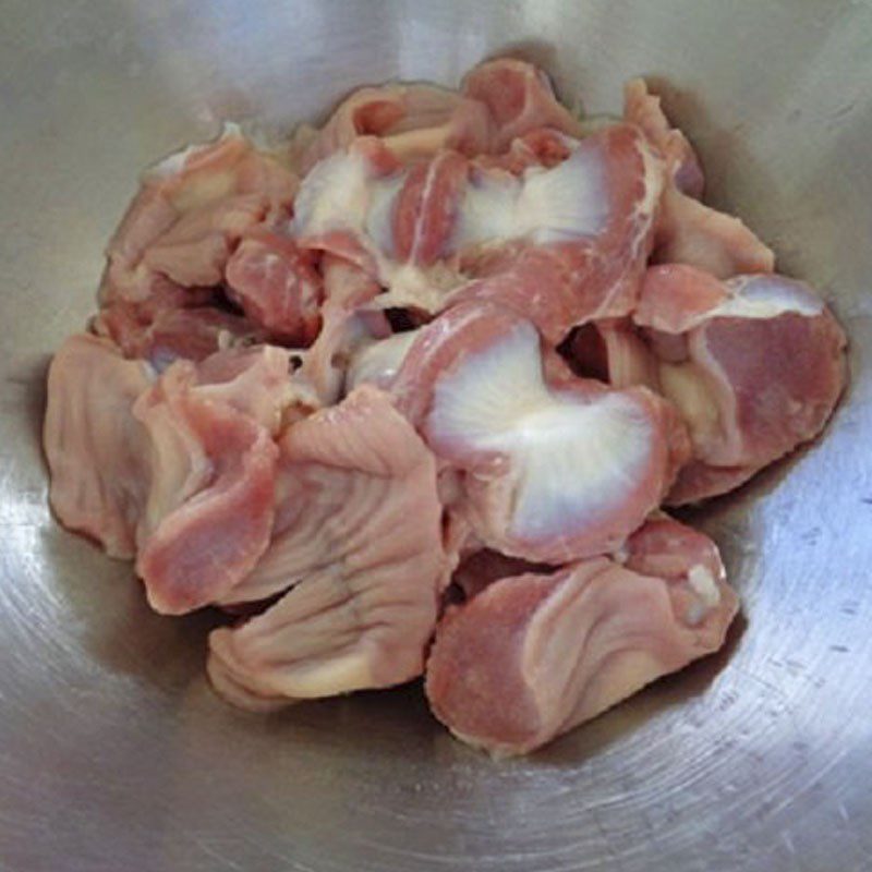 Step 1 Prepare ingredients for stir-fried chicken gizzards with butterfly pea flowers
