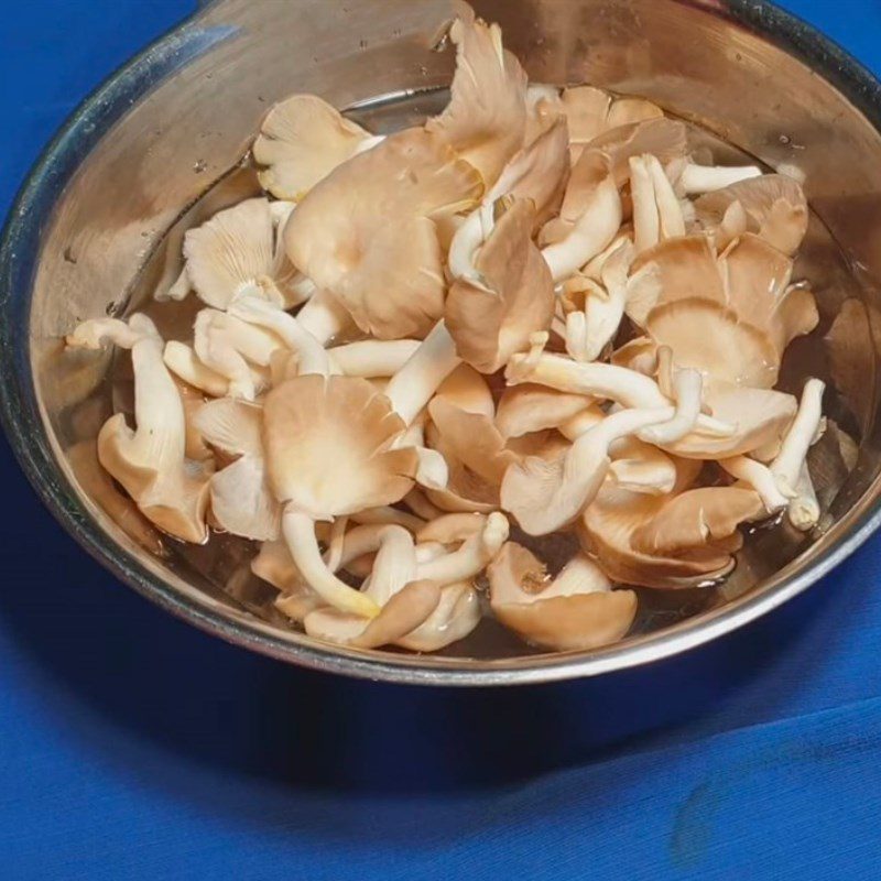 Step 1 Prepare the ingredients for Lemongrass Turmeric Mushroom Stew