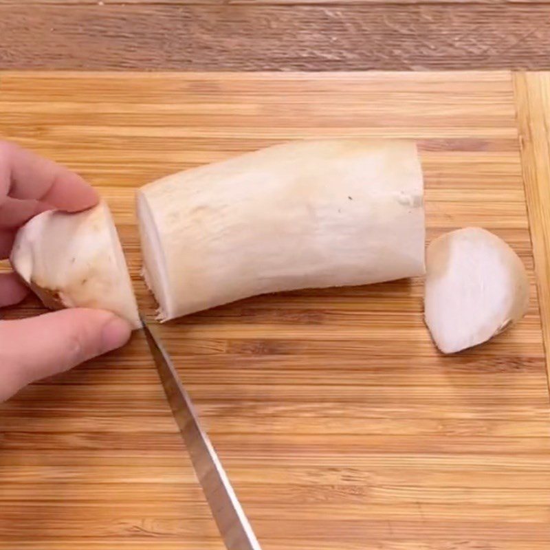 Step 1 Prepare the ingredients for chicken thigh mushroom and fried tofu skin rolls