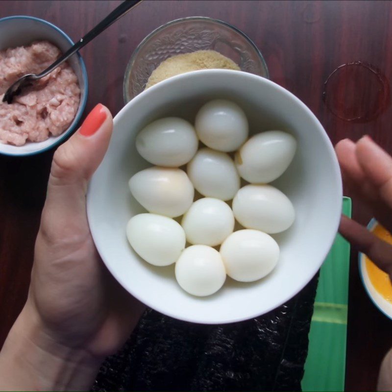 Step 1 Boil quail eggs and beat eggs Quail Egg Seaweed Rolls