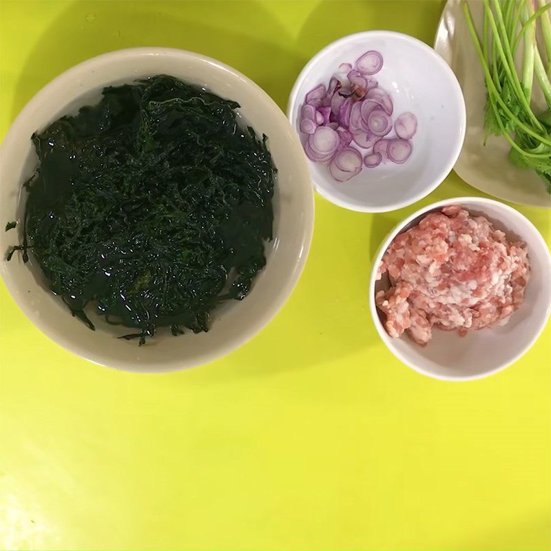 Step 1 Prepare the ingredients for Seaweed Soup with Minced Meat