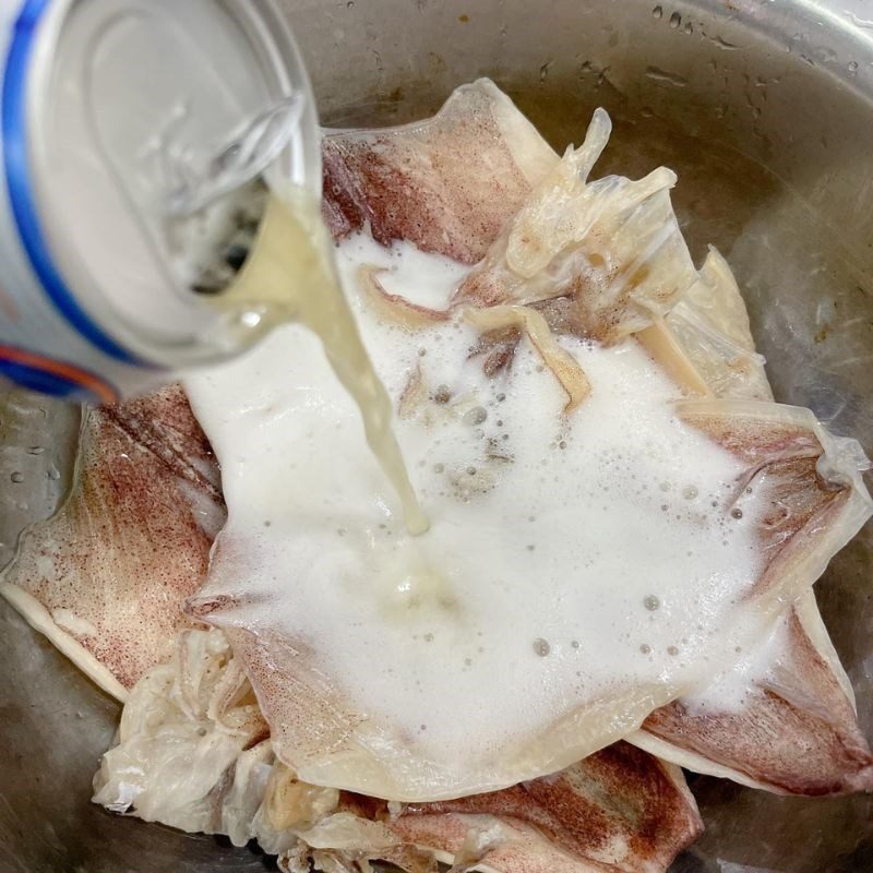 Step 1 Prepare the ingredients Dry squid stir-fried with satay