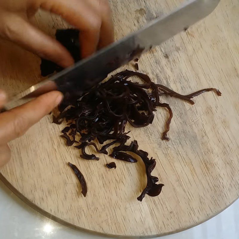 Step 1 Prepare the ingredients for Pork Rolls with River Leaves