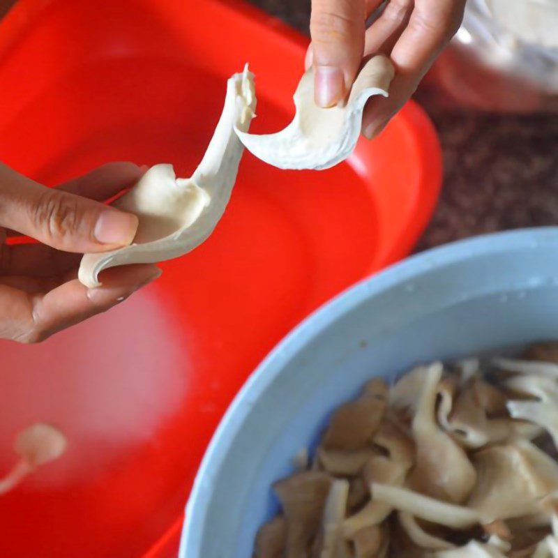 Step 1 Prepare the ingredients for Stir-fried squid with straw mushrooms and abalone