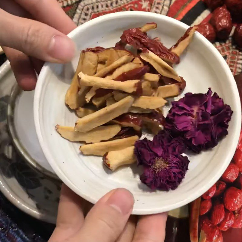 Step 1 Prepare the ingredients for Red Apple Rose Tea