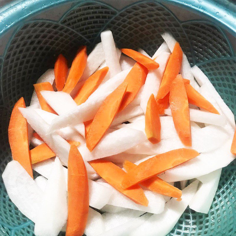 Step 1 Prepare the ingredients for Sweet and Sour Pickled Radish (recipe shared by a user)