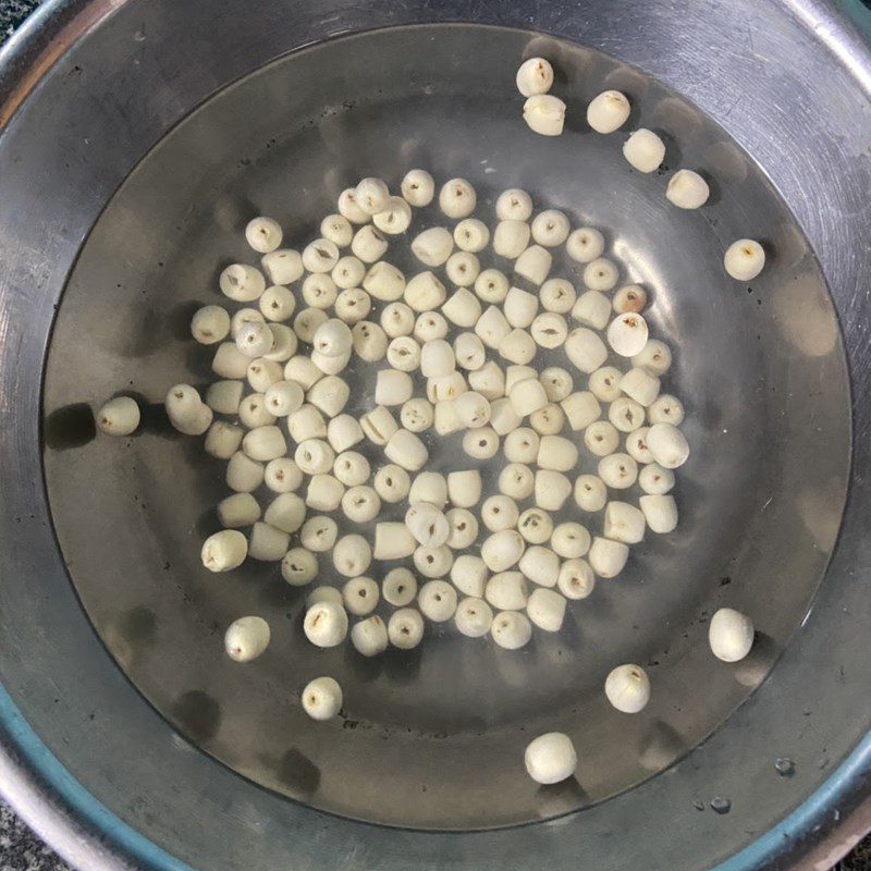 Step 1 Prepare the ingredients for Lychee Lotus Seed Dessert (recipe shared by a user)