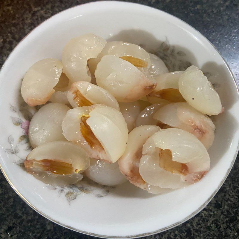 Step 1 Prepare ingredients for Lychee and Lotus Seed Dessert (recipe shared by a user)