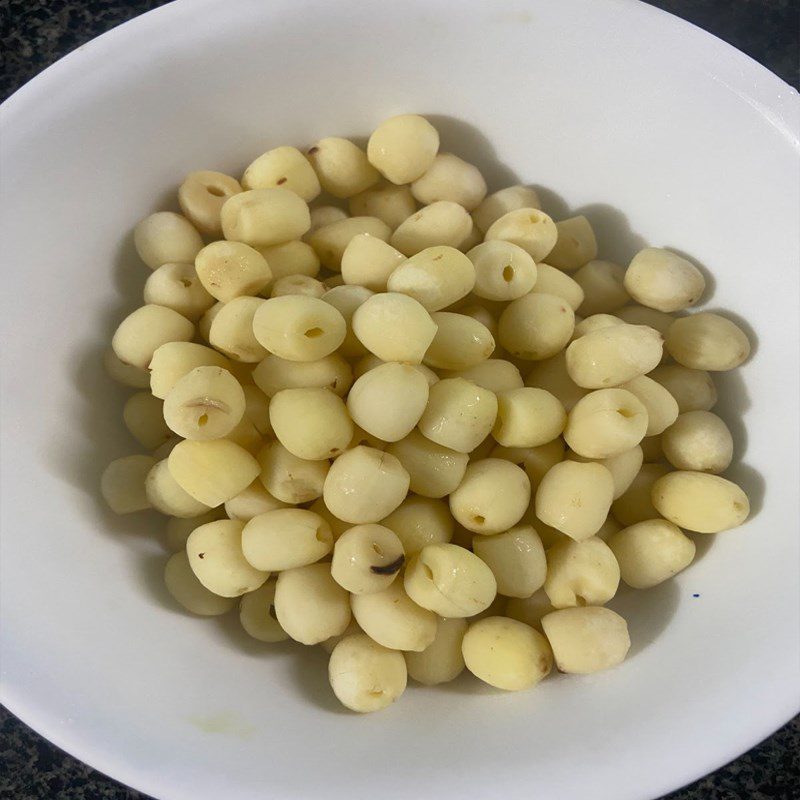 Step 1 Prepare ingredients for Lychee and Lotus Seed Dessert (recipe shared by a user)