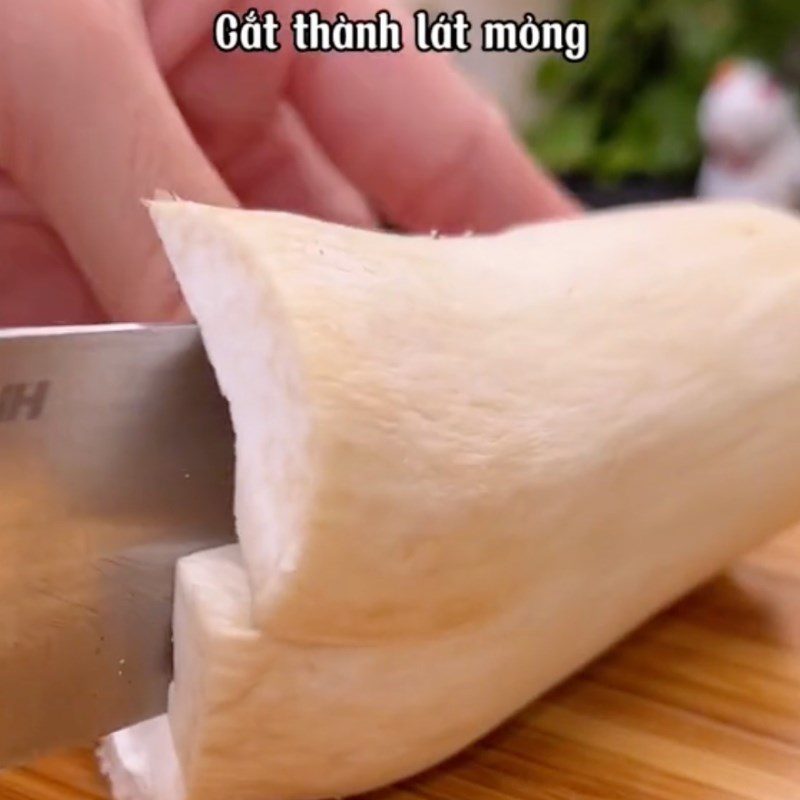 Step 1 Prepare the ingredients for chicken thigh mushroom and fried tofu skin rolls