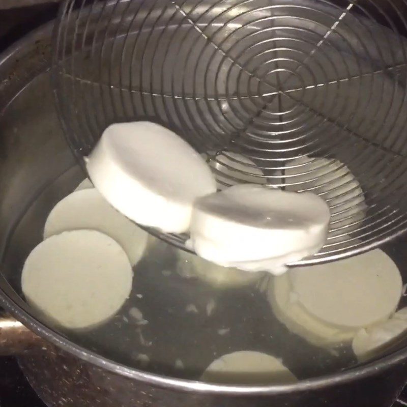 Step 1 Prepare the ingredients for Soft tofu with seafood mushroom sauce (snow mushrooms)