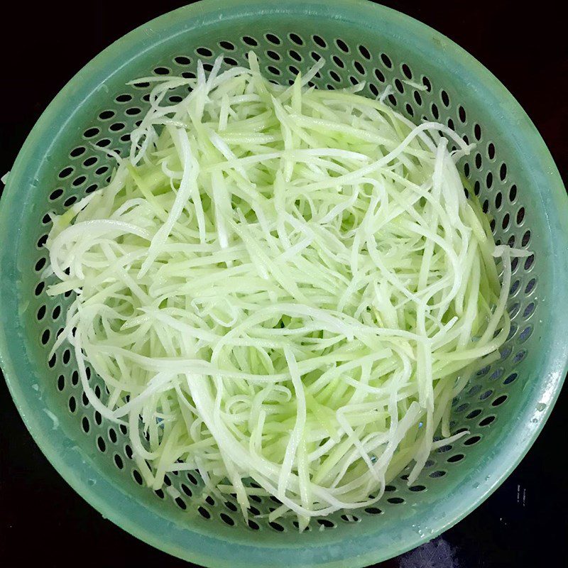 Step 1 Prepare the ingredients for Stir-fried Chayote with Mushrooms