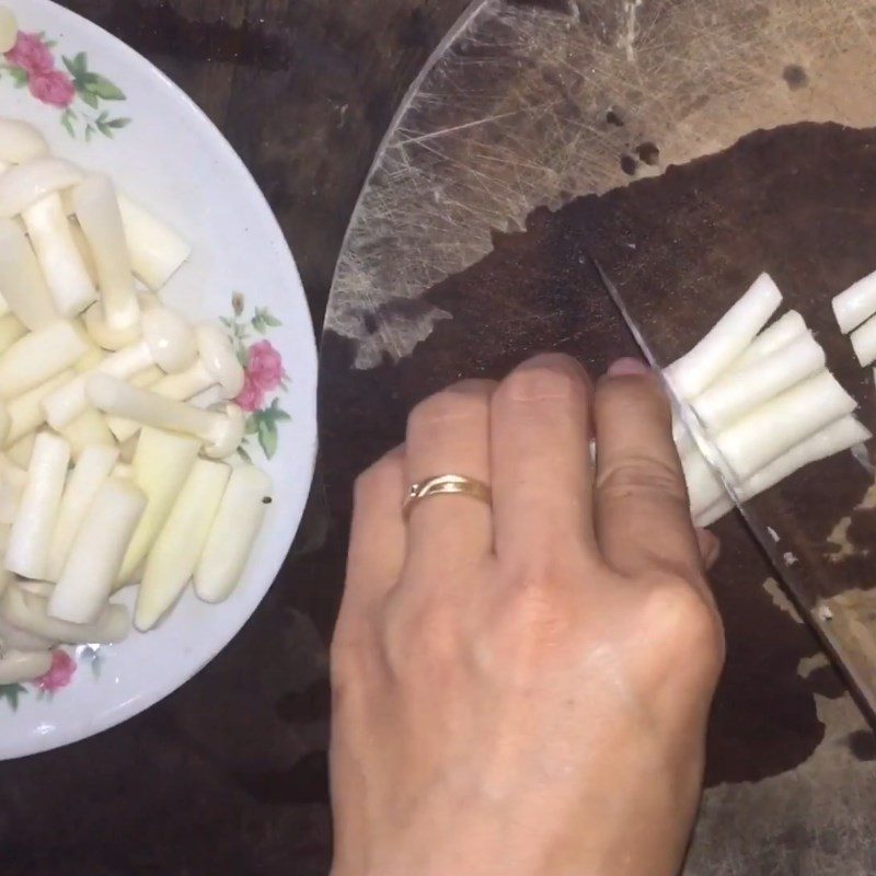 Step 1 Prepare the ingredients for Soft tofu with seafood mushroom sauce (snow mushrooms)