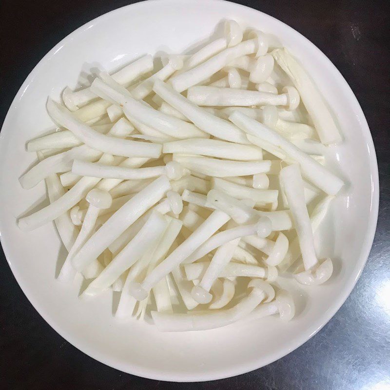 Step 1 Prepare the ingredients for Stir-fried Chayote with Mushrooms