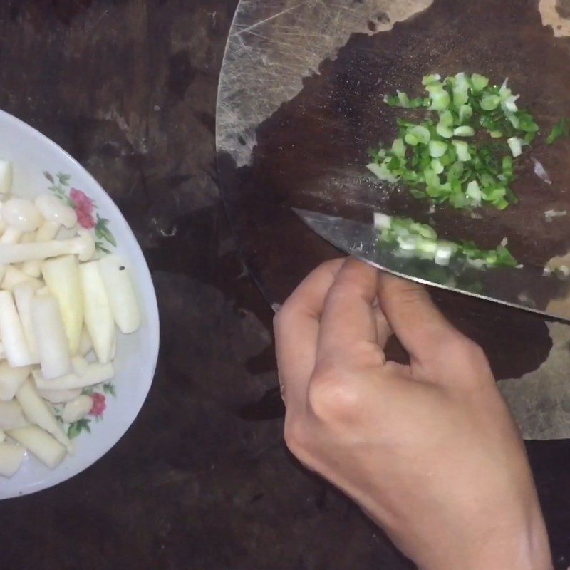 Step 1 Prepare the ingredients for Soft tofu with seafood mushroom sauce (snow mushrooms)