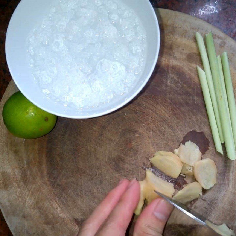 Step 1 Prepare the ingredients for chia seed lemonade