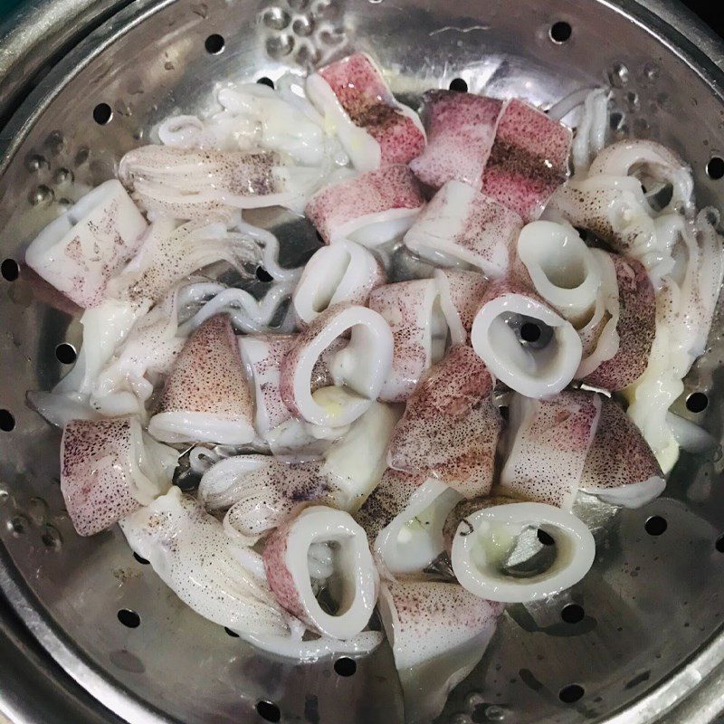 Step 1 Prepare the Ingredients for Stir-fried Squid with Water Spinach