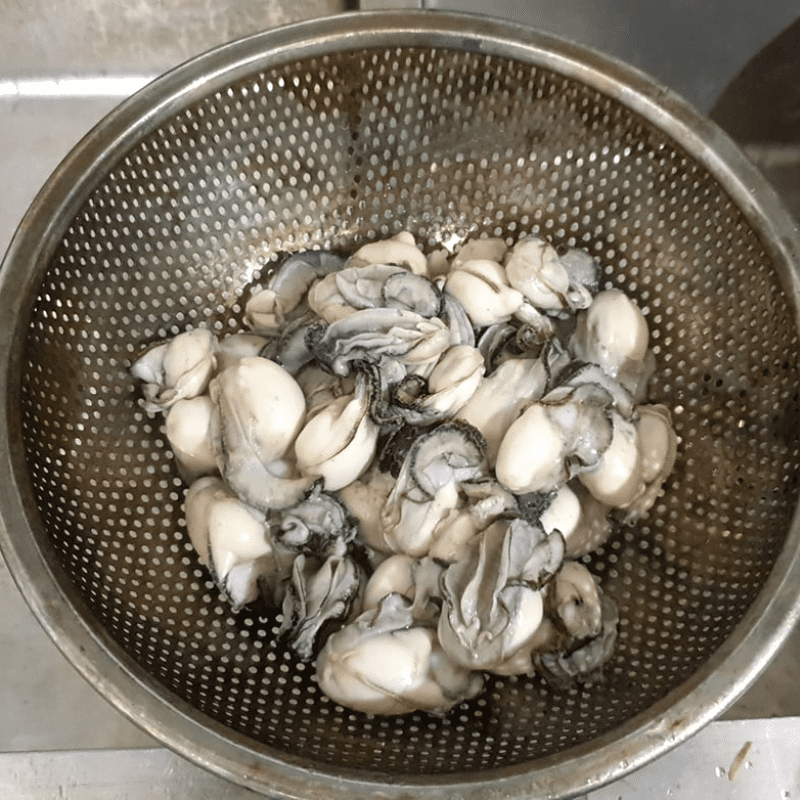 Step 1 Prepare the ingredients for Oyster Kimchi Soup