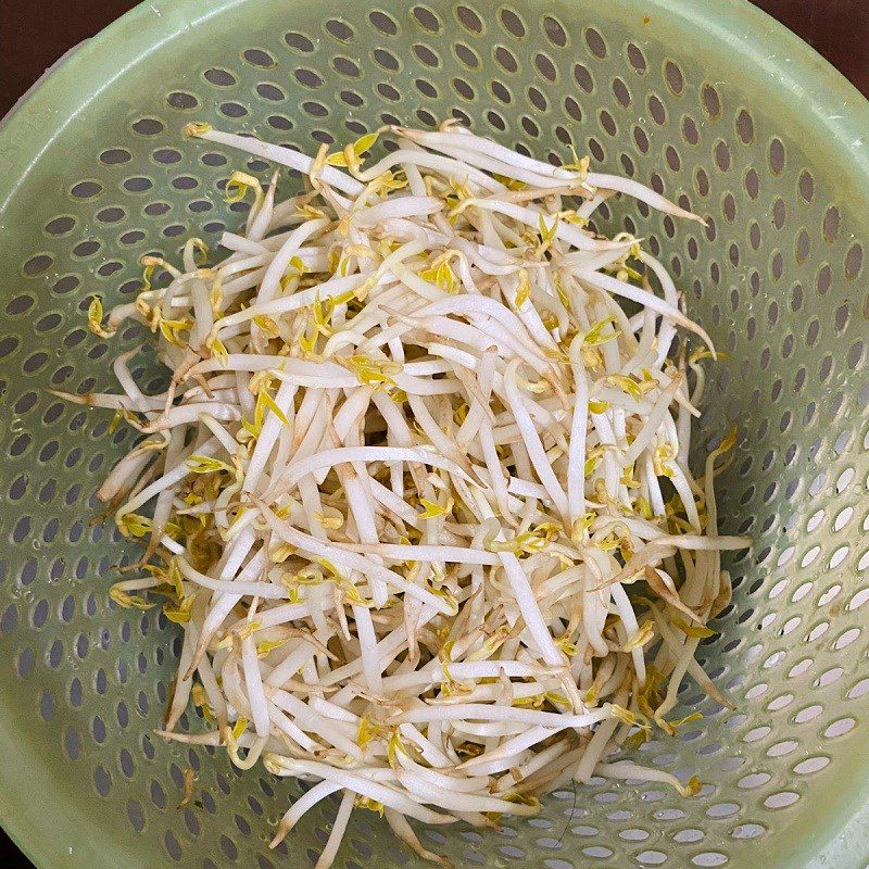 Step 1 Prepare ingredients for stir-fried bean sprouts with eggs