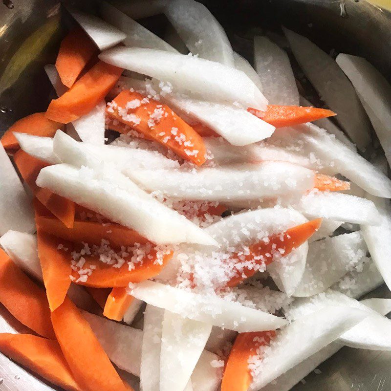 Step 1 Prepare the ingredients for Sweet and Sour Pickled Radish (recipe shared by a user)