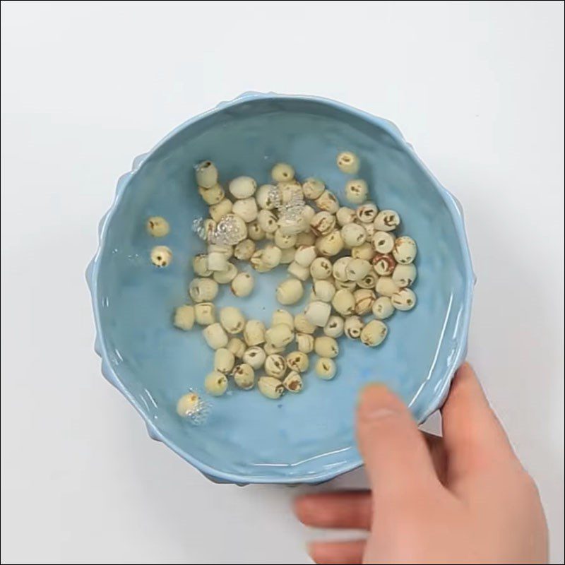 Step 1 Prepare the ingredients for Lotus Seed Soup