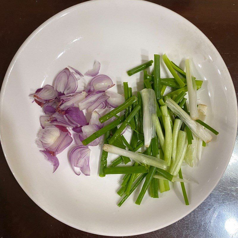 Step 1 Prepare ingredients for stir-fried bean sprouts with eggs