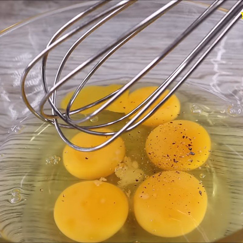 Step 1 Prepare the ingredients Fried eggs with fish sauce