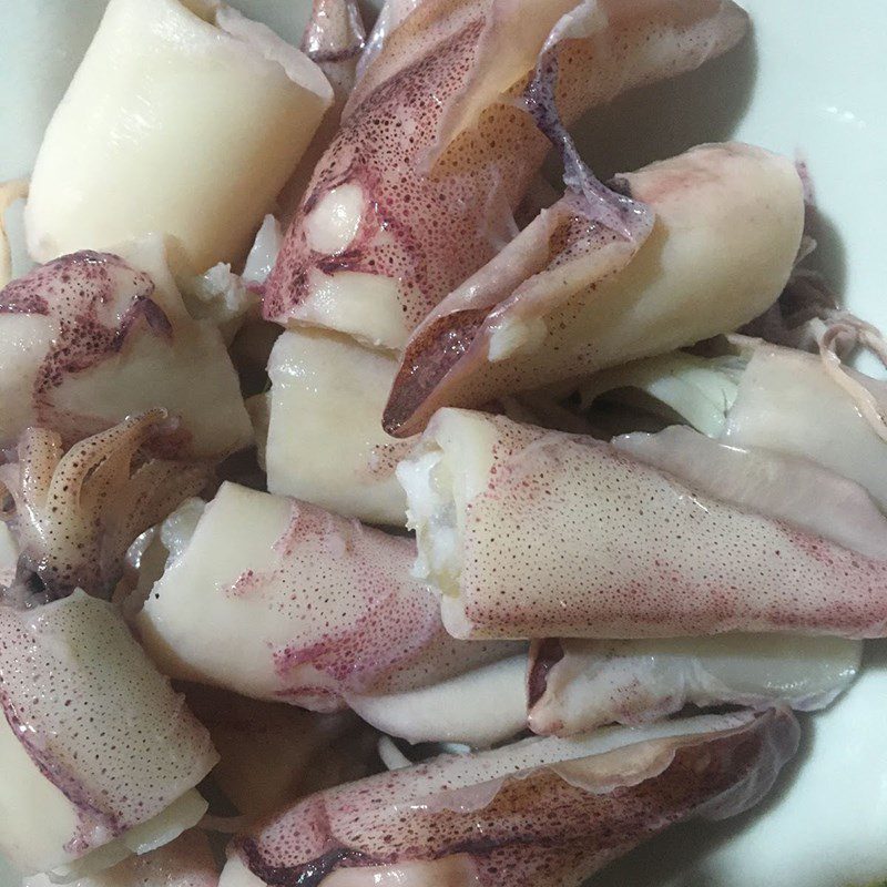 Step 1 Prepare the ingredients Braised squid with pork belly